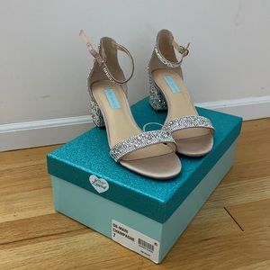 Blue by Betsey Johnson Mari Champagne size 7